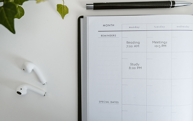 Custom weekly planner with flexible blocks designed to help avoid study burnout.
Includes sections for morning reading, mid-day meetings, and late-night study.
Shows variety over rigidity with icons for energy and mood tracking.
Example labels: “Reading 7:00 AM,” “Meetings 10–3 PM,” “Study 8:00 PM”.