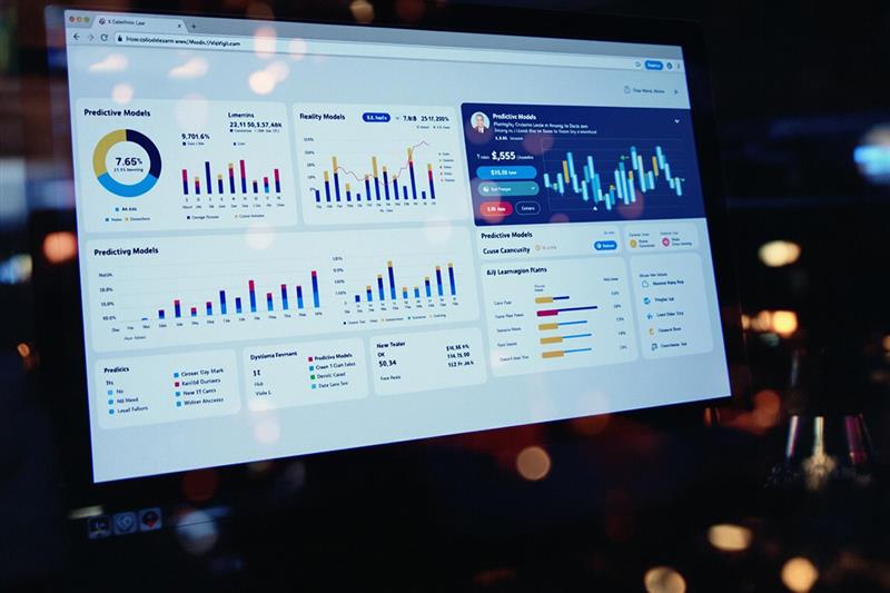 Dashboard displaying predictive models and charts for data analytics in e-learning, showing engagement, completion rates, and performance metrics.
