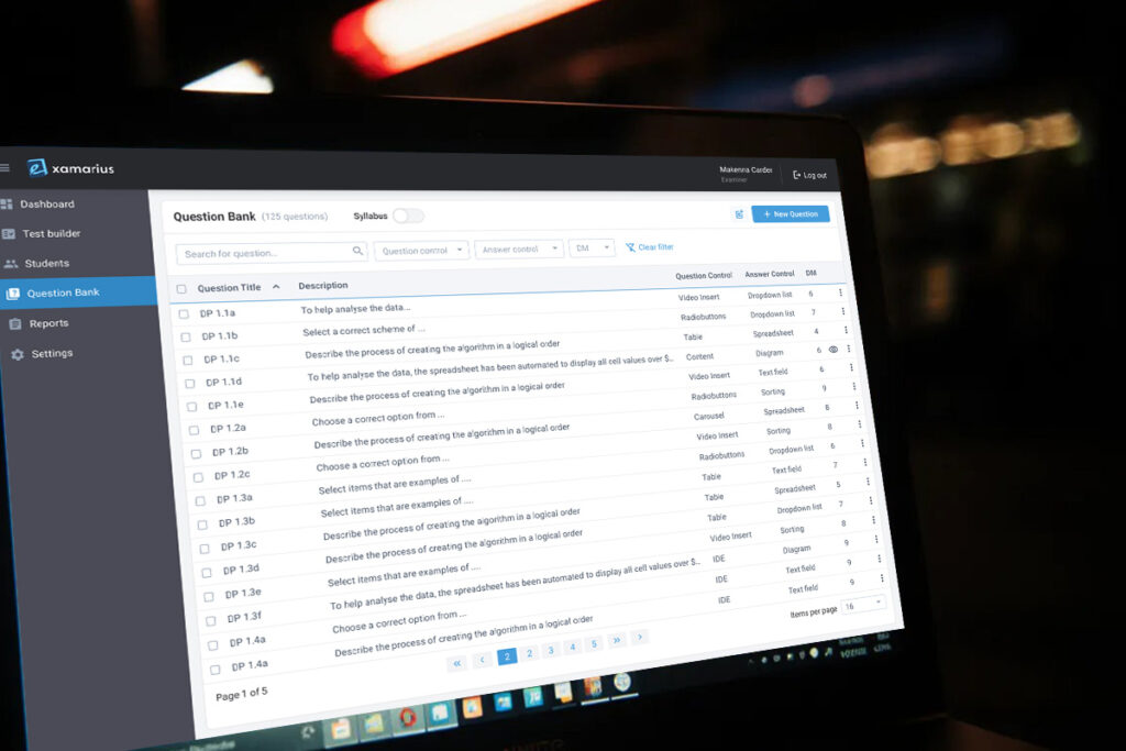 Online exam management question bank interface displaying structured exam questions and control settings
